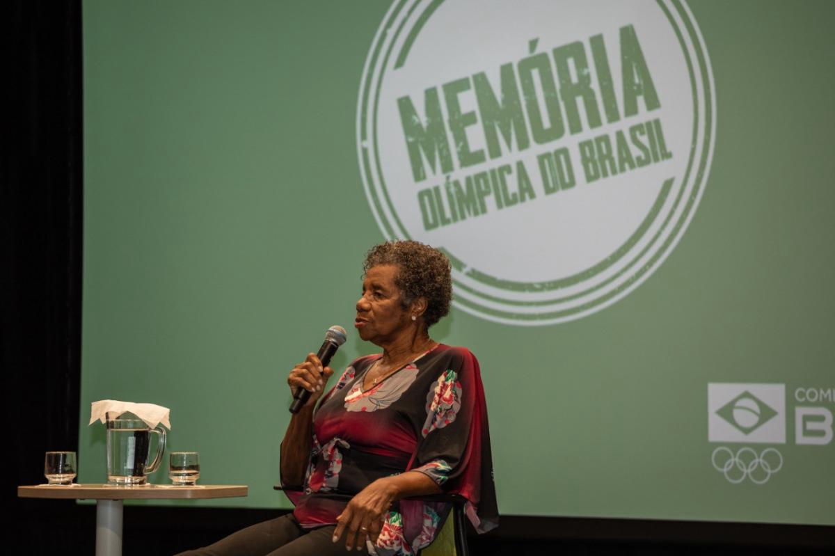 Aída dos Santos participa do projeto Memória Olímpica e recebe homenagem do COB