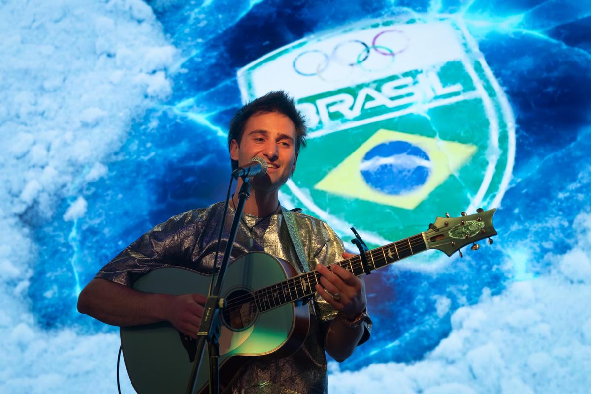 Desfile de moda e show de Pat Burgener movimentam Casa Brasil em Milão