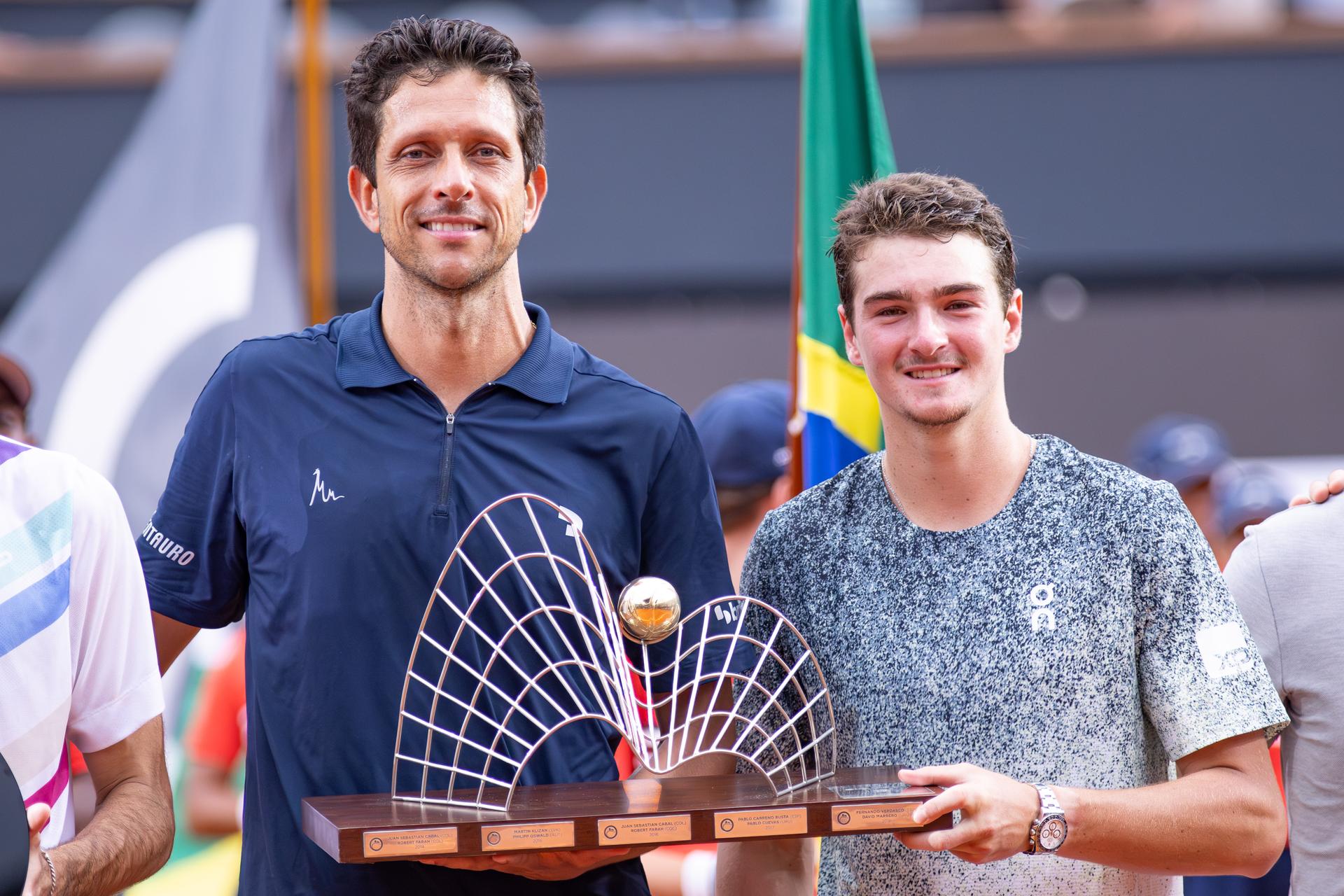 João Fonseca e Marcelo Melo com o troféu de duplas no Rio Open 2026. Foto: Mariana Sá/ COB.