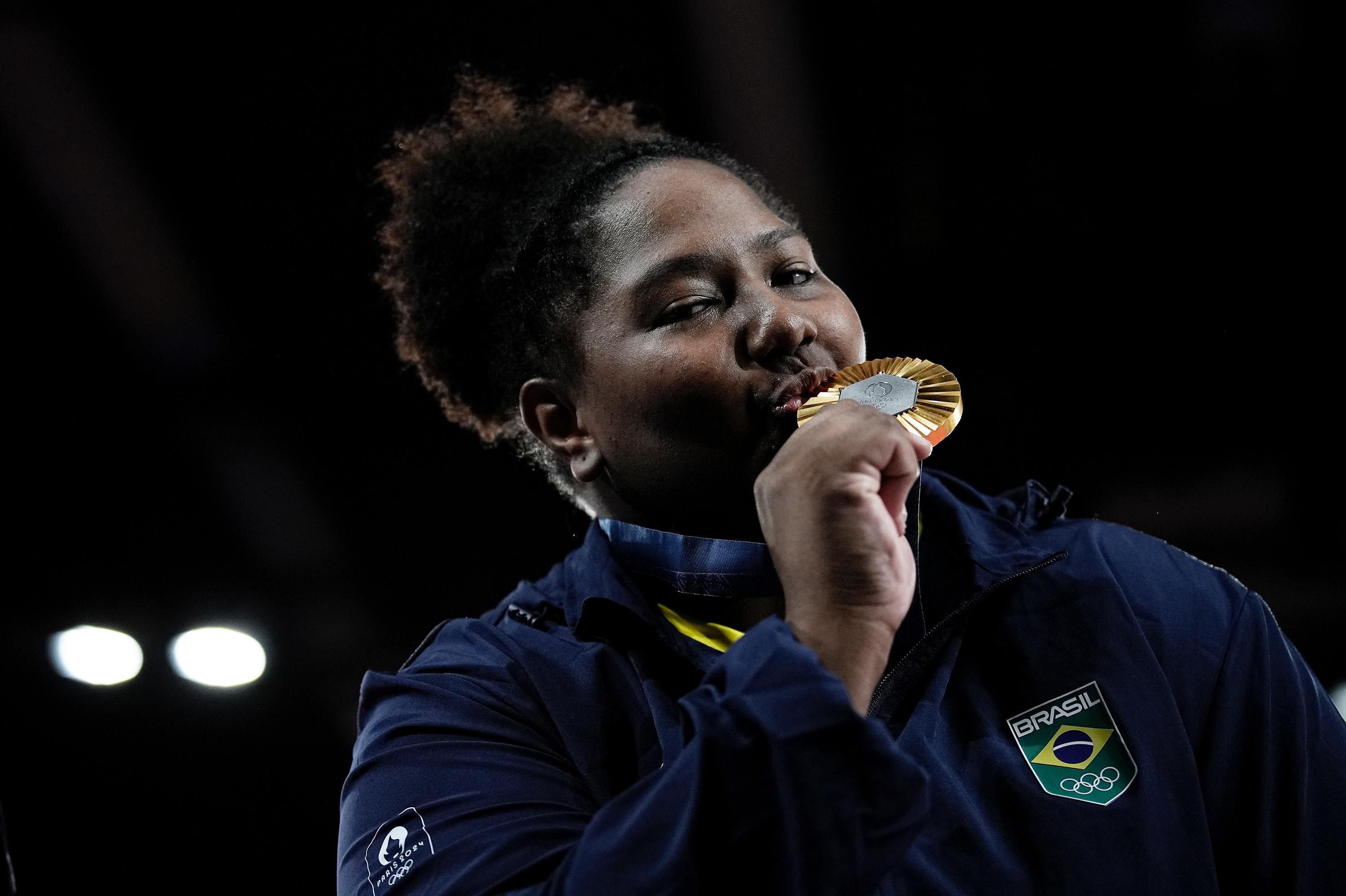 Beatriz Souza beija a sua medalha de ouro - Foto Alexandre Loureiro/COB Beatriz Souza beija a sua medalha de ouro - Foto Alexandre Loureiro/COB