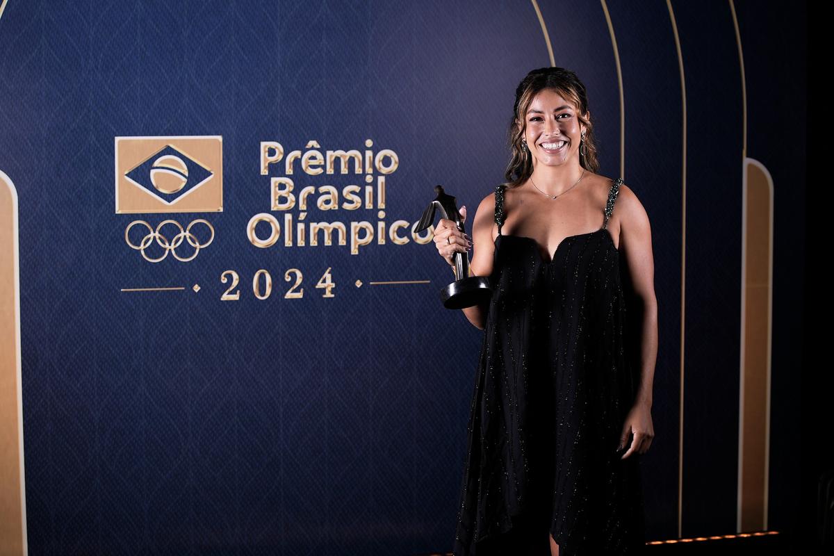 Ana Sátila com o Prêmio Inspire. Foto: Alexandre Loureiro/COB