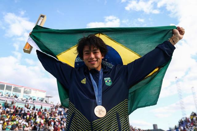 O atleta brasileiro Augusto Akio com a medalha de bronze conquistada na final de hoje. Foto: Luiza Moraes/COB Augusto Akio